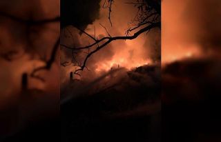 Kastamonu’da üç katlı ahşap ev çıkan yangında...