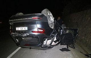 Kavşakta traktörle çarpışarak takla atan araçtan...