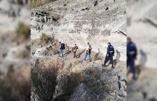 Kayalıklarda mahsur kalan keçiyi kurtarmak için...