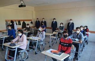 Kaymakam Divli, okulları ziyaret ederek öğrencilerle...