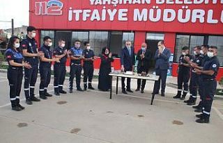 Kaymakam ve belediye başkanı itfaiye personeline...