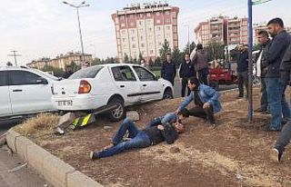 Kaza sonucu aracın altında kaldı, babasının elini...