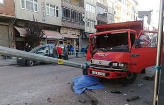 Kaza yapan araç kaldırımdaki yayaya çarptı: 1...