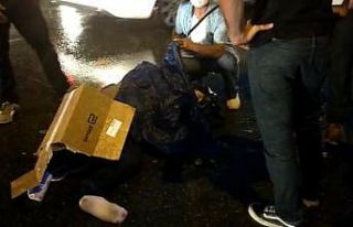 Kaza yapan motosikletliyi kartonla yağmurdan korudular