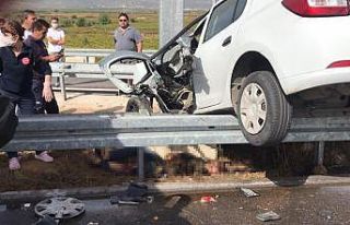 Kaza yapan otomobil bariyerlerde asılı kaldı: 2...