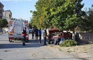 Kaza yapan otomobil karton kutu gibi buruştu