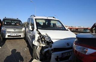 Kaza yapınca duran araçlar zincirleme kazaya neden...