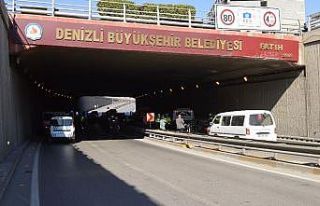 Kazayı izlerlerken kaza yaptılar