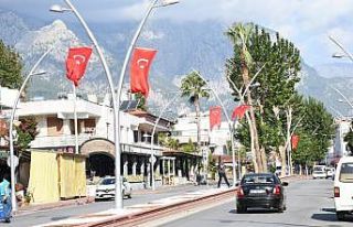 Kemer Türk bayraklarıyla süslendi