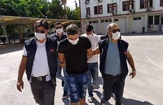 Kendilerini polis olarak tanıtıp yabancı turistleri...