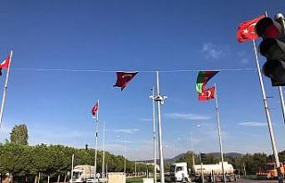 Kepsut’un girişine Türk ve Azerbaycan bayrağı...
