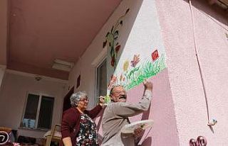 Kerpiç duvarlar yaşlı çifte tuval oldu