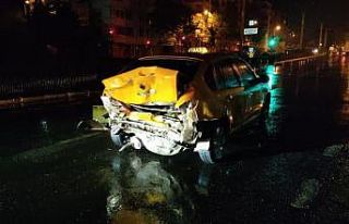 Kırmızı ışıkta bekleyen taksiye kamyonet çarptı:...