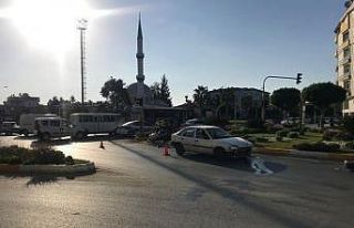Kırmızı ışıkta geçen otomobil iki ayrı motosiklete...