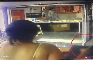 Kitabevinde cep telefonunu saniyeler içerisinde böyle...