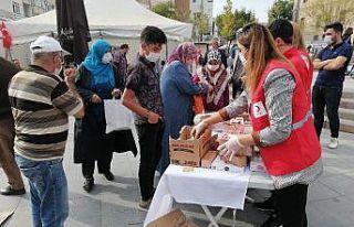 Kızılay kan toplayıp, lokumlu bisküvi ikram etti