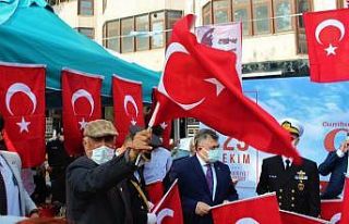 Kocaeli dağıtılan 97 bin Türk bayrağı ile sokaklar...