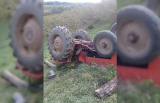 Kocaeli’de devrilen traktörün altında kalan şahıs...