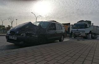 Kocaeli’de otomobil ile kamyon kafa kafaya çarpıştı:...