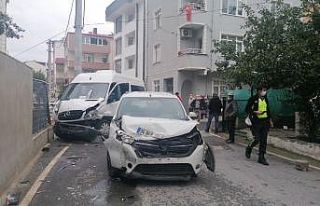 Kocaeli’de otomobil ile servis minibüsü çarpıştı:...
