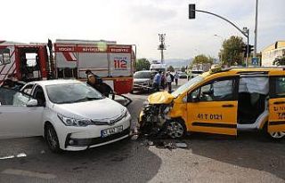 Kocaeli’de ticari taksi ile otomobil çarpıştı:...