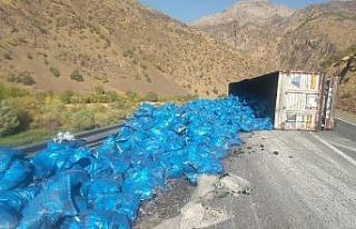 Kömür yüklü tır yan yattı: 1 yaralı