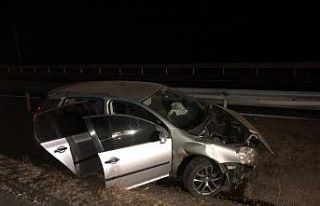 Kontrolden çıkan araç bariyerlere çarptı: 2 yaralı