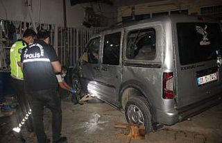 Kontrolden çıkan araç yemek yiyenlerin arasına...