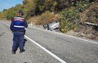 Kontrolden çıkan otomobil ağaca çarpıp ters döndü:...