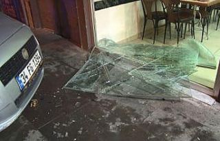 Kontrolden çıkan otomobil önce aydınlatma direğine...