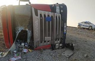 Kontrolden çıkan tır devrildi, sürücüsü yaralandı