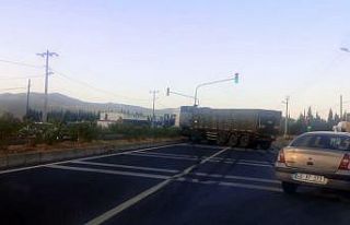 Kontrolden çıkan tır refüjde durabildi