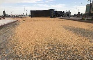 Konya’da mısır yüklü tır otomobillere çarpıp...