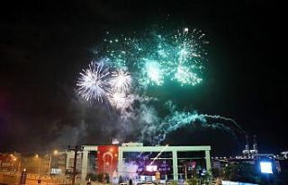 Körfez’de gece havai fişek gösterisiyle aydınlandı