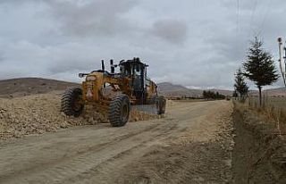 Korkuteli Karabayır grup yolunda stabilize yol çalışması