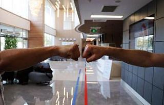 Korona bulaştırmada yeni trend: "Yumruk tokuşturma"