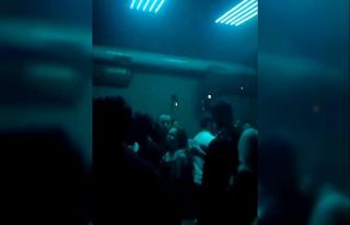 Korona virüsü hiçe sayarak gece kulübünde eğlencenin...