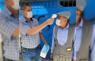 Köy muhtarı kapı kapı gezerek ateş ölçüyor,...