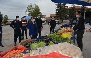 Köy pazarında Korona virüs denetimi