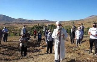 Köylüler yağmur duasına çıktı