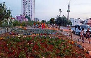 Kozan’da atık lastikler parklarda kullanılıyor