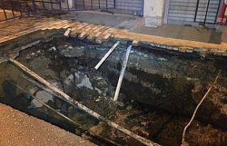 Küçükçekmece’de yaya kaldırımı çöktü