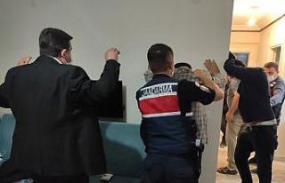 Kuralları hiçe sayan 15 kişi kumar oynarken yakalandı