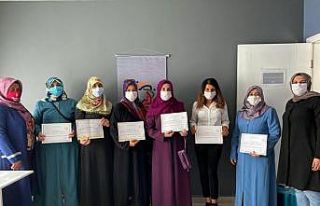 Kur’an kursunda eğitim gören kadınlar sertifikalarını...