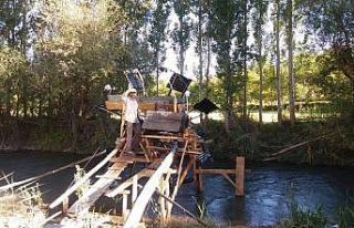 Kurduğu ilginç düzenekle tarlasını suladı