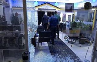 Kuşadası’nda emlak ofisi kurşunlandı