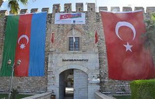 Kuşadası’nda Kervansaray’ı Azerbaycan bayrakları...