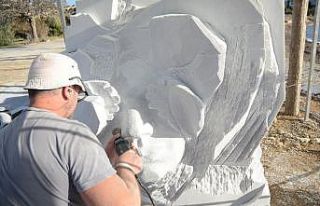 Kuşadası’nda mermer bloklar heykele dönüşüyor