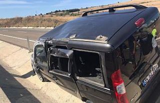 Lastiği patlayan araç bariyerlere çarptı: 2 yaralı