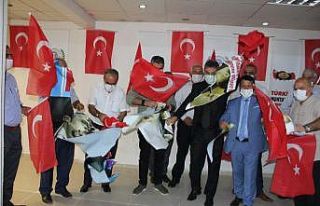 Macron ve Wilders’in posterleri yırtıldı